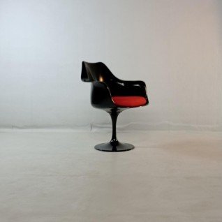 Tulip black swivel armchair with red cushion - Outlet