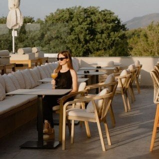 Terrace chair in rattan with armrests Blanco